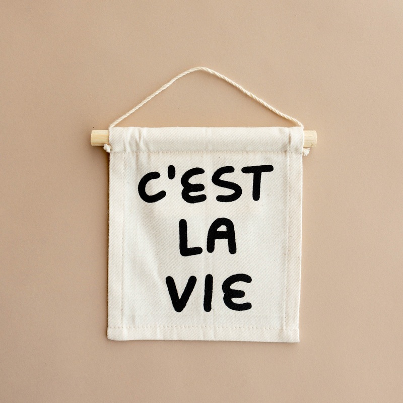 c’est la vie hang sign